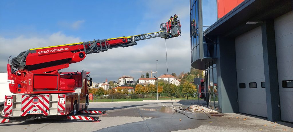 SKUPINA ZAJČKI OBISKALA GASILCE