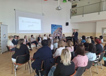 OKROGLA MIZA: Za vsakim otrokom je zgodba...