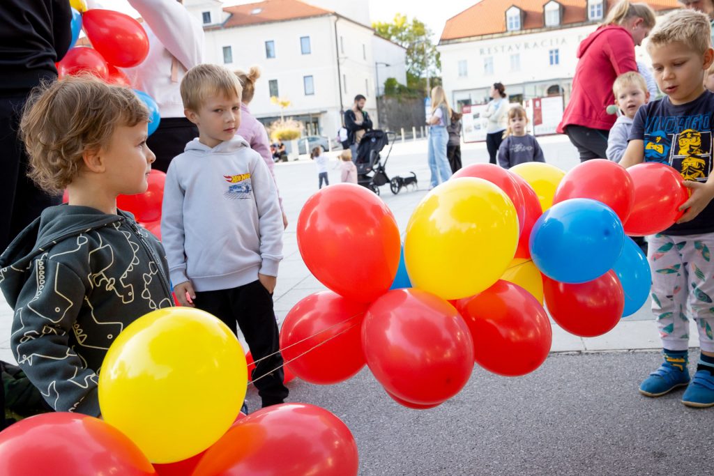 8. DOBRODELNI TEK DRUŽIN