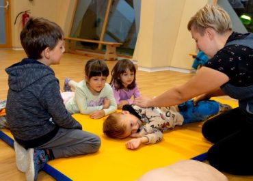 Otroci spoznavajo osnove PRVE POMOČI: "Znam, zato pomagam 2025"