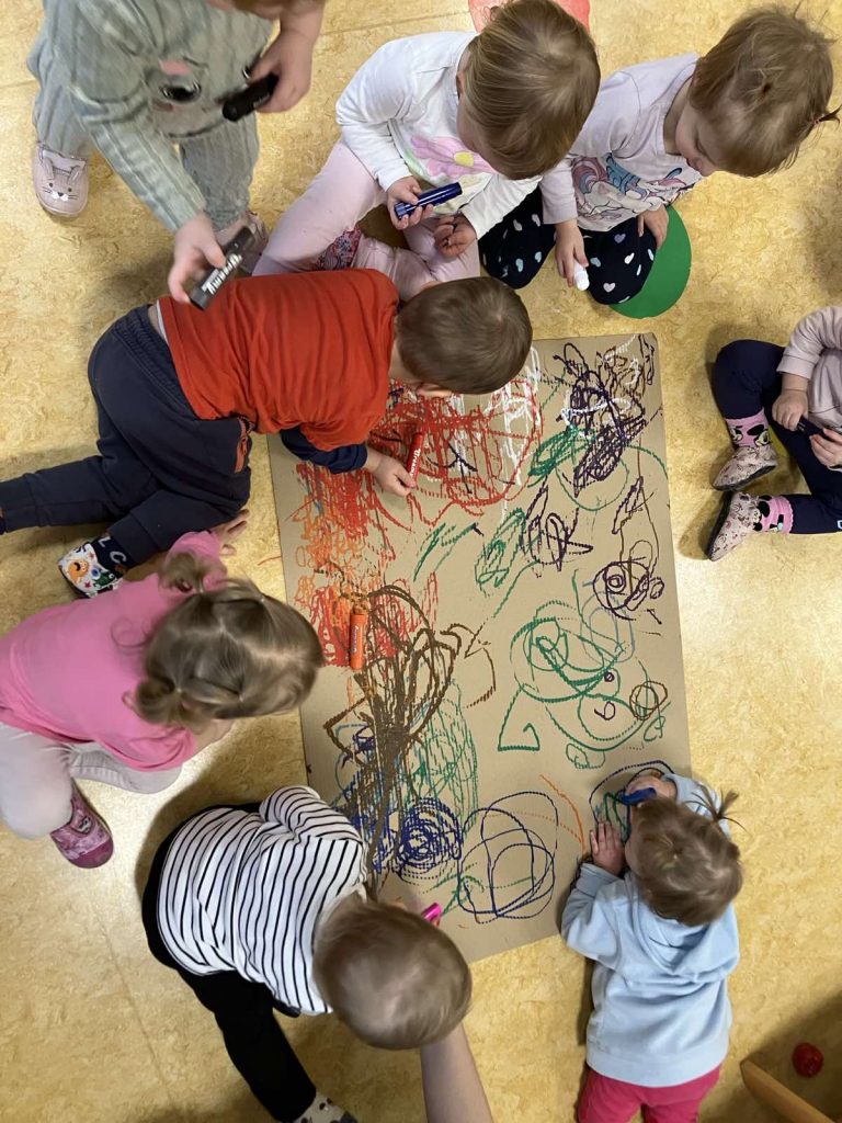 Likovno raziskovanje z voščenkami