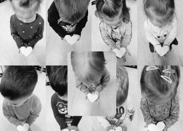 Otroci iz skupine Pande so opisovali svoje mamice