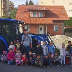 OTROCI IZ ENOTE ŠKRATEK IN VZGOJITELJ JANI Z NJEGOVIM TRAKTORJEM