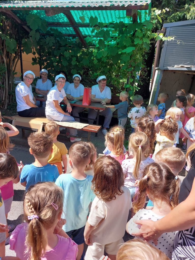 HVALEŽNI našim kuharjem in kuharicam